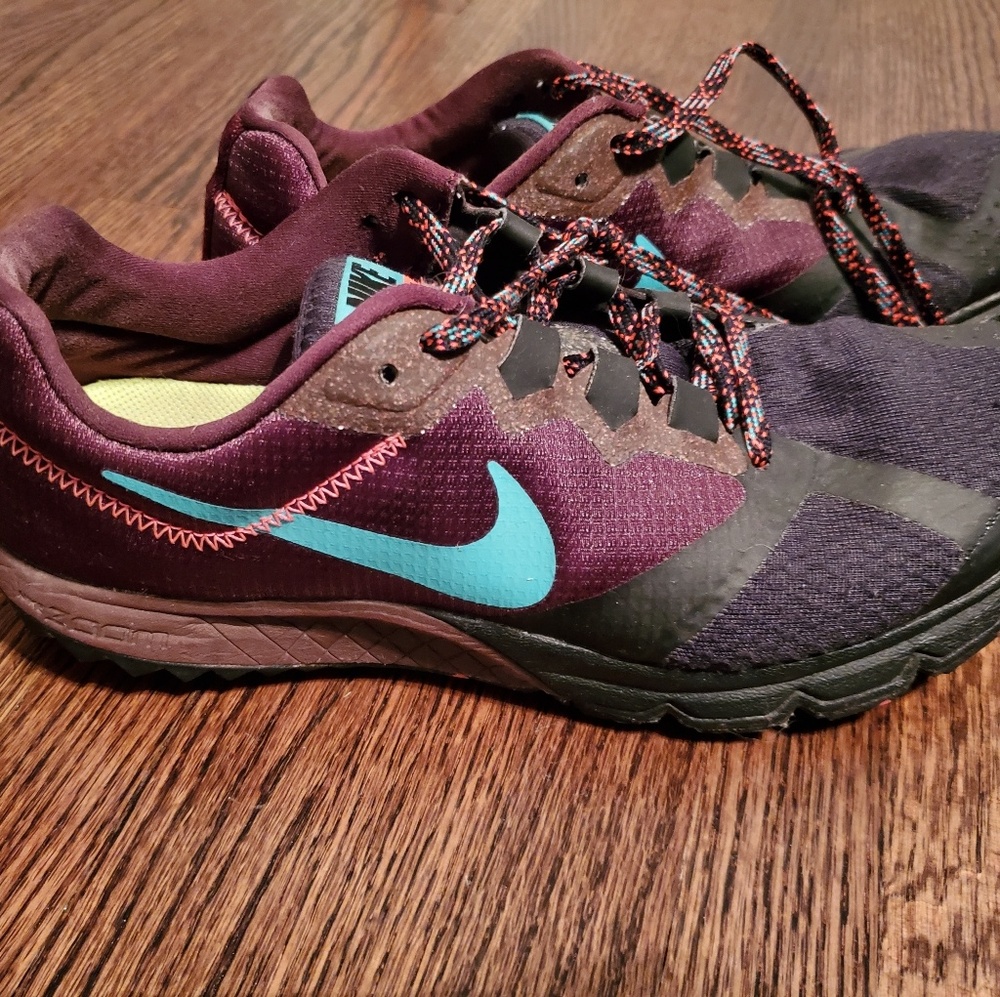 Nike womens lightweight trail runners - size 8